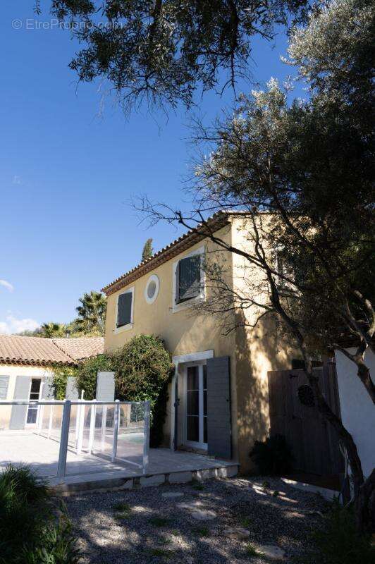 Maison à CEYRESTE