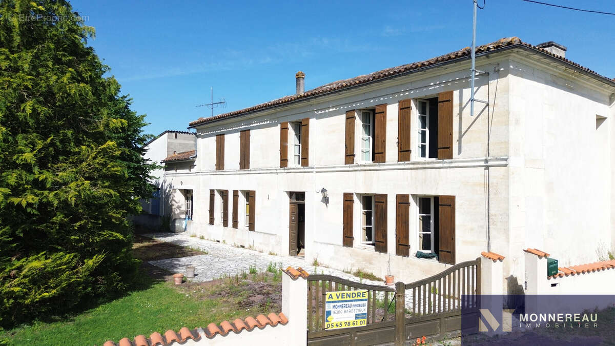 Maison de caractere avec vaste dependances - photo 2