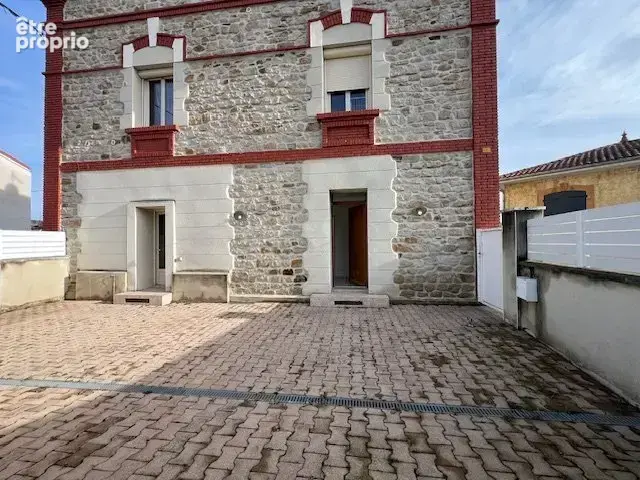 À saisir – Rare sur le secteur ! Appartement T2 en rez-de-jardin avec cour privative À deux pas du centre-ville de Roche-la-Moli - photo 1