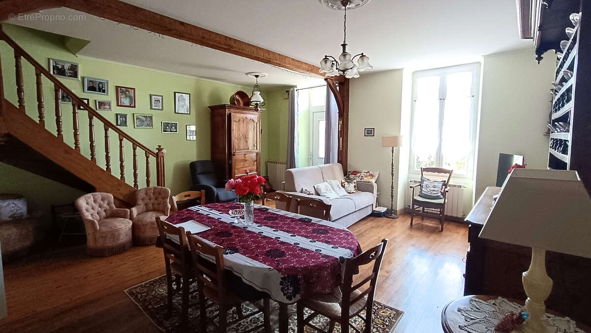 Maison à SAINT-GENIS-DE-SAINTONGE