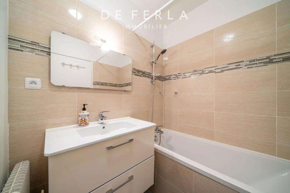 Paris XVᵉ – Appartement familial traversant avec doubles balcons et parking - photo 10