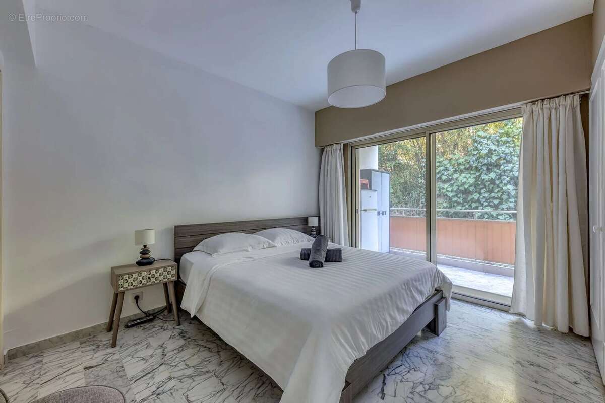 Golfe Juan - Appartement 3 pièces avec vue mer panoramique, garage et cave - photo 14