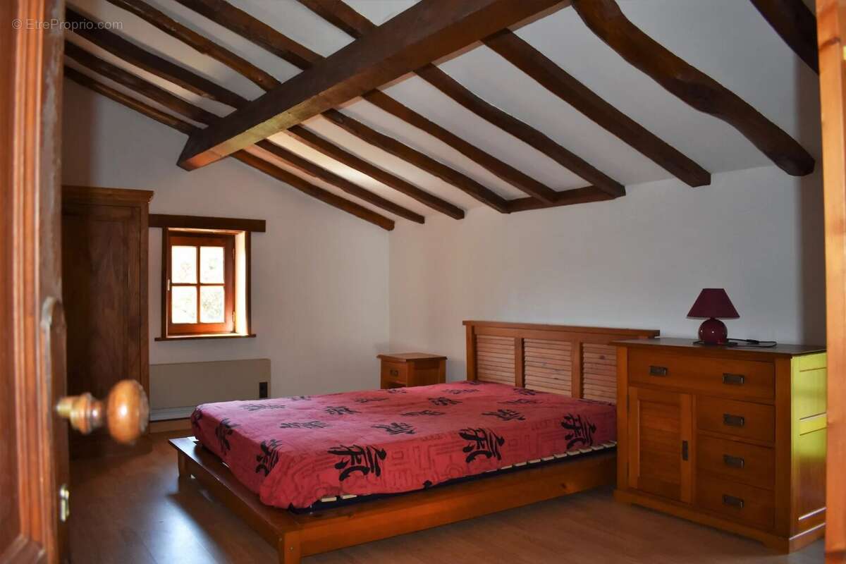 Maison à SAINT-PIERRE-DE-JUILLERS