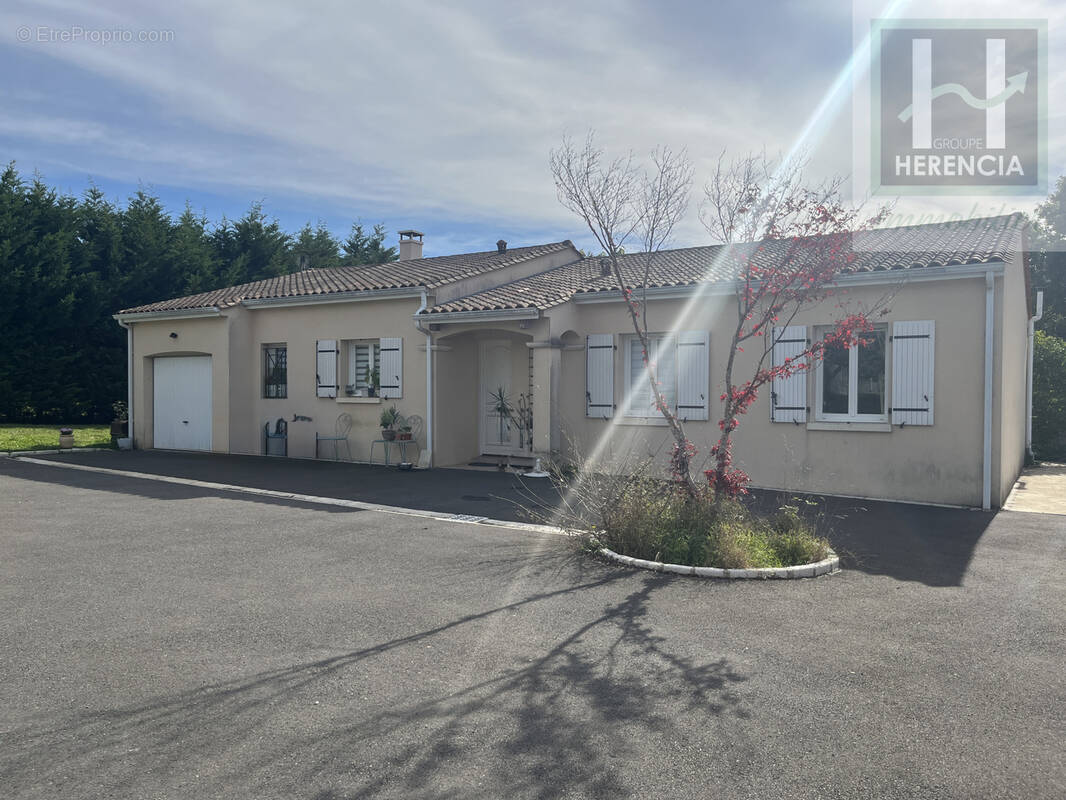 VILLEJOUBERT - Maison de plain-pied 115m2 - 4 chambres - Garage - photo 9