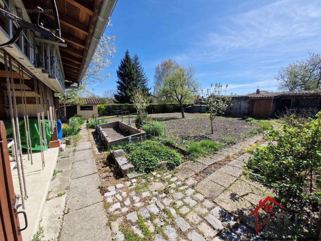 Maison à LA NEUVILLE-AU-PONT