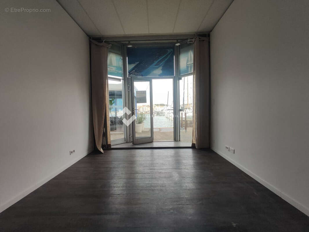 Commerce 34 m² à Agde  - photo 2
