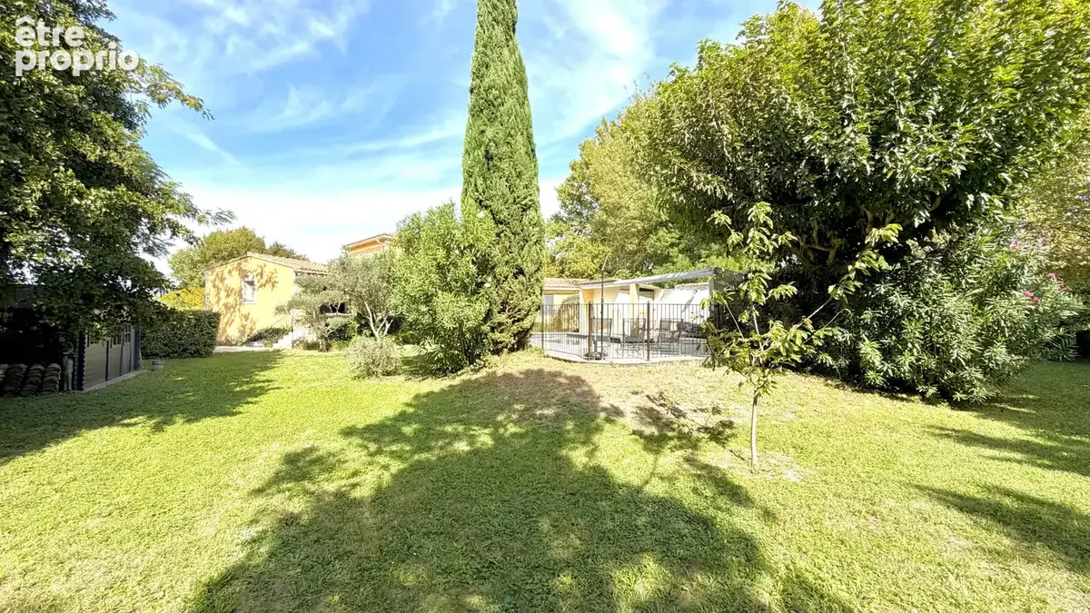 Villa avec piscine sur 2700 m² de jardin, clos, arboré et paysagé. - photo 18