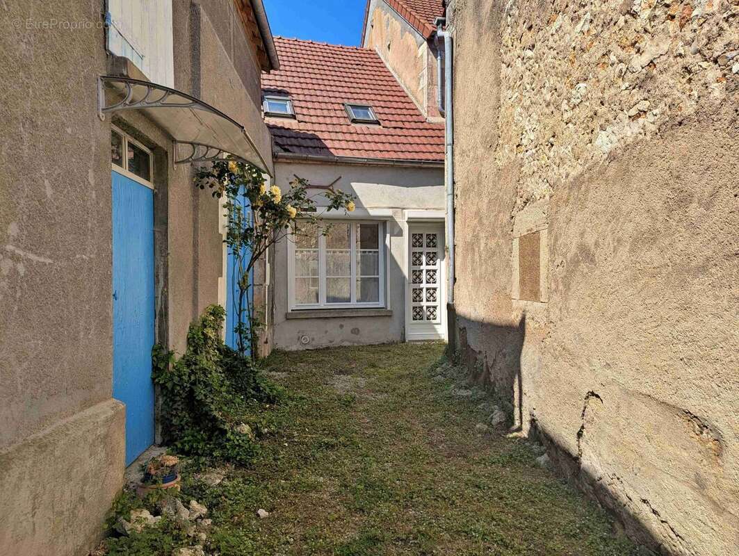 Village avec tout à l\'égout - Maison à COULANGES-SUR-YONNE