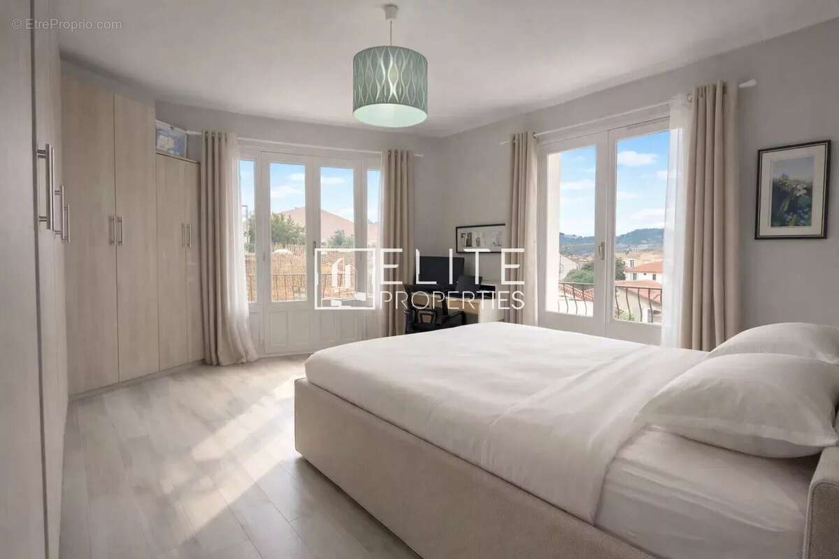 Appartement à VALLAURIS