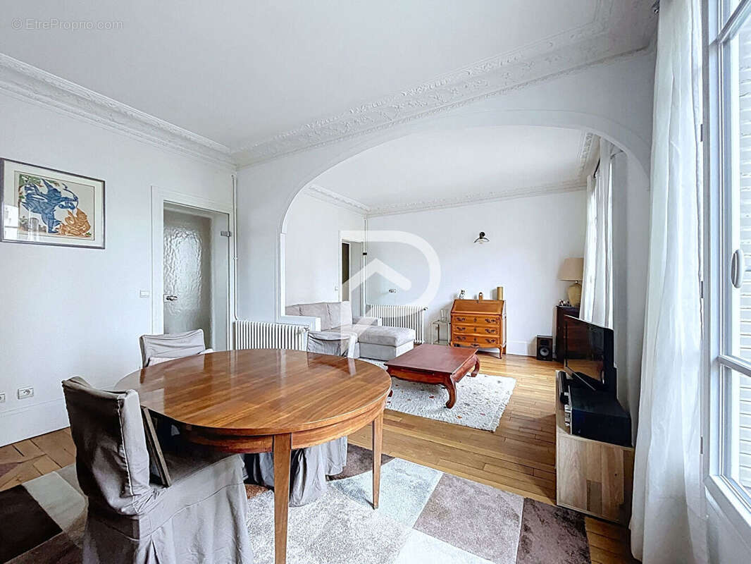 Appartement à COURBEVOIE