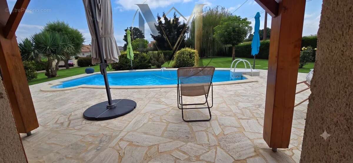 Maison 4 chambres avec piscine, garage et parc arboré - photo 3