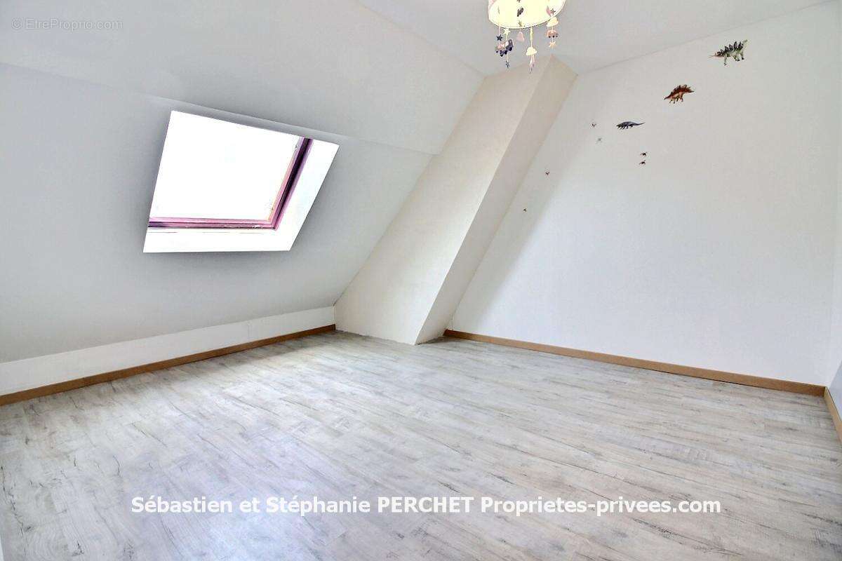 Maison de charme rénovée de 116 m² avec hangar et terrain de 2 630 m² - photo 5