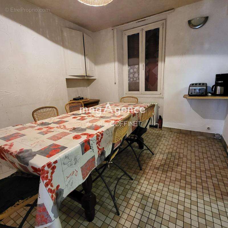 Maison à LAROCHE-SAINT-CYDROINE