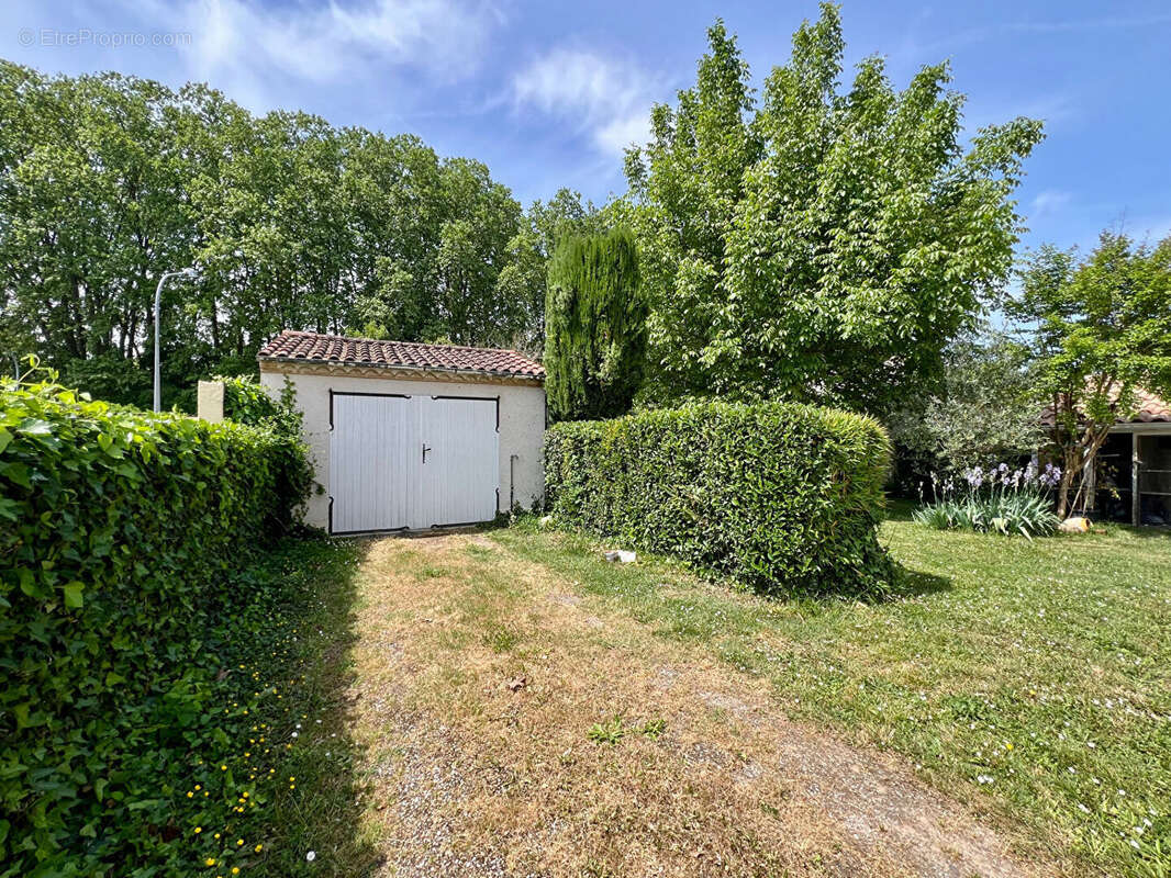 Découvrez cette agréable maison de ville entièrement rénovée récemment, offrant environ 142 m² habitables et un cadre de vie pra - photo 4
