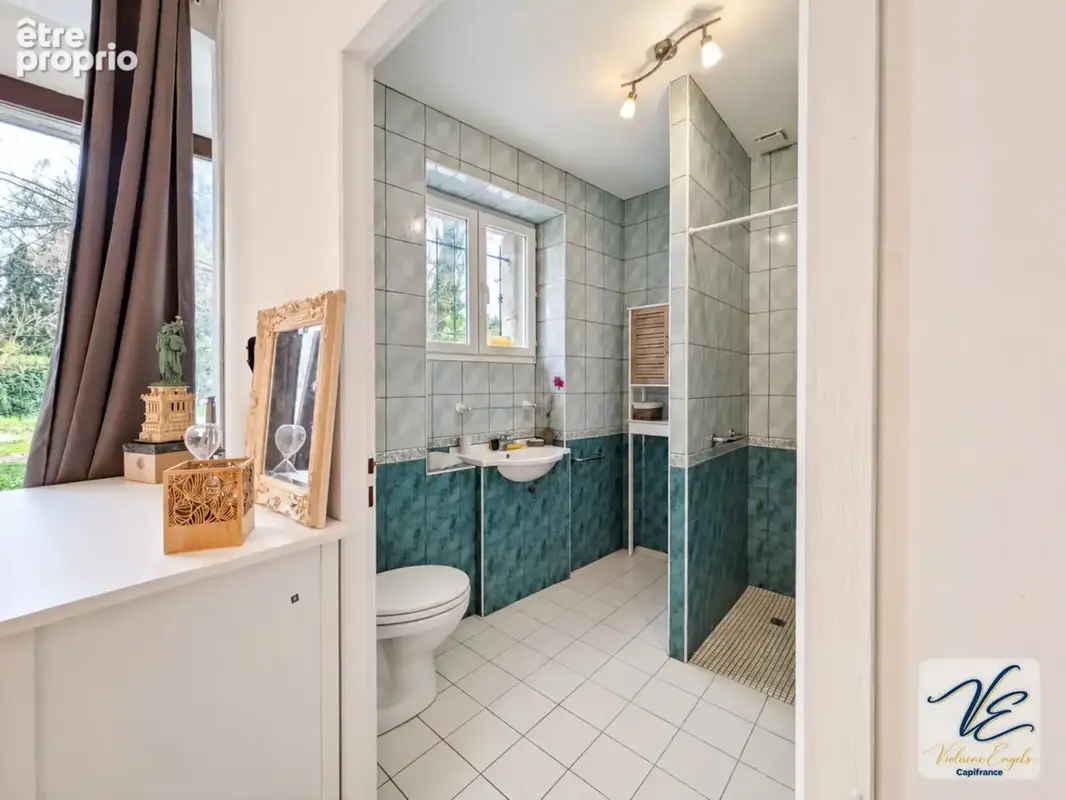 À azille – maison bourgeoise rénovée de 259 m² avec 5 chambres, jardin piscinable, puits et garage - photo 6
