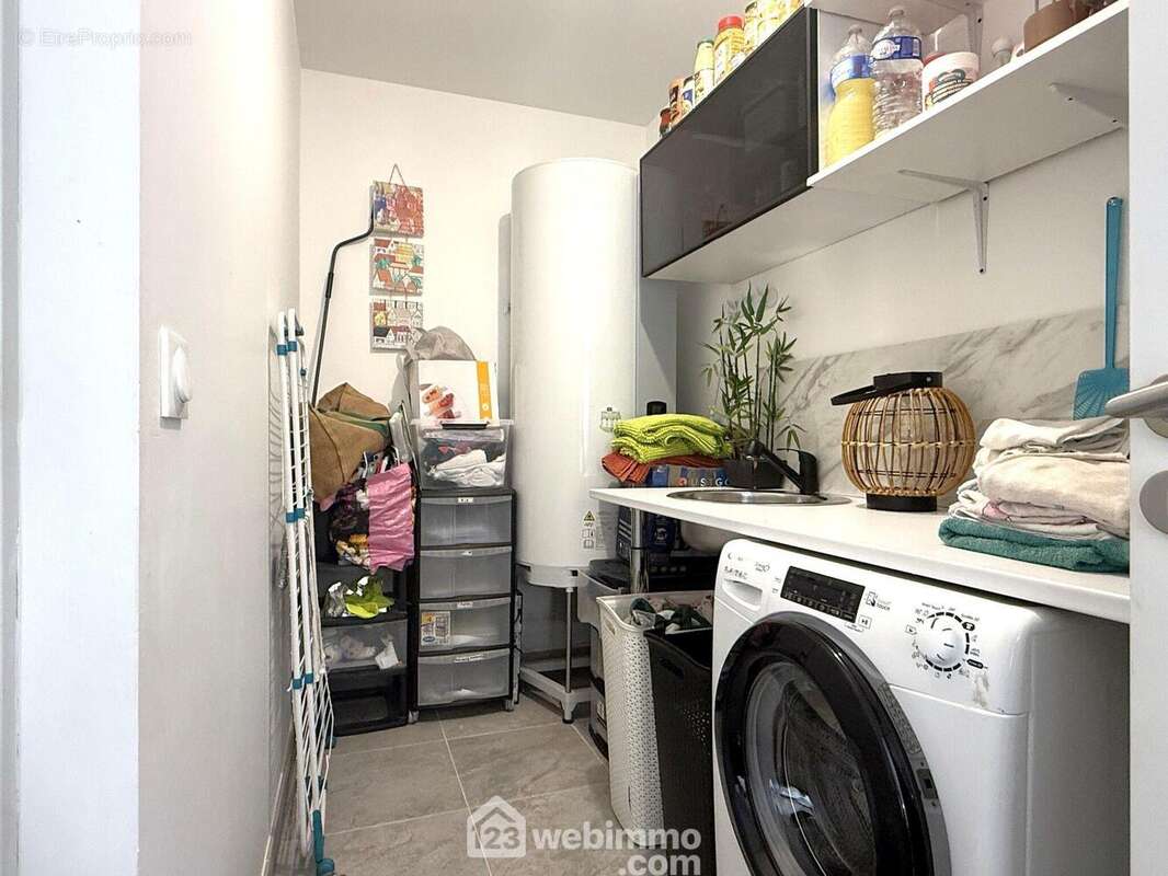 Attenant, le cellier / buanderie (4,82 m2), - Maison à NEUVILLE-DE-POITOU