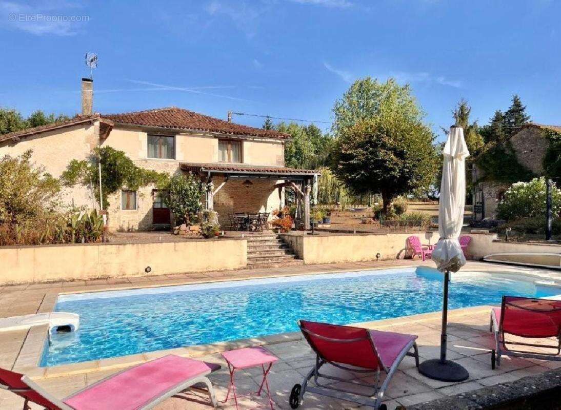 Maison 307 m² à Charroux  - photo 4