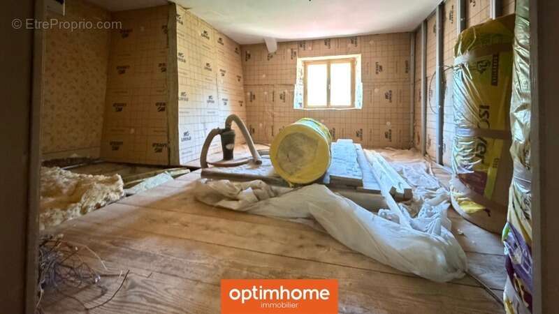  VENTRON – Maison mitoyenne avec jardin clos, dépendances et fort potentiel d’aménagement  - photo 13