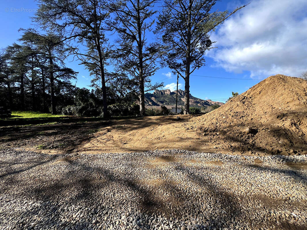 Terrain à ROQUEBRUNE-SUR-ARGENS