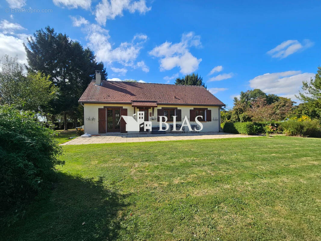 Maison à SAINT-PIERRE-DES-FLEURS