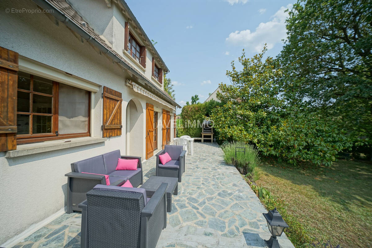 Maison à LA QUEUE-LES-YVELINES