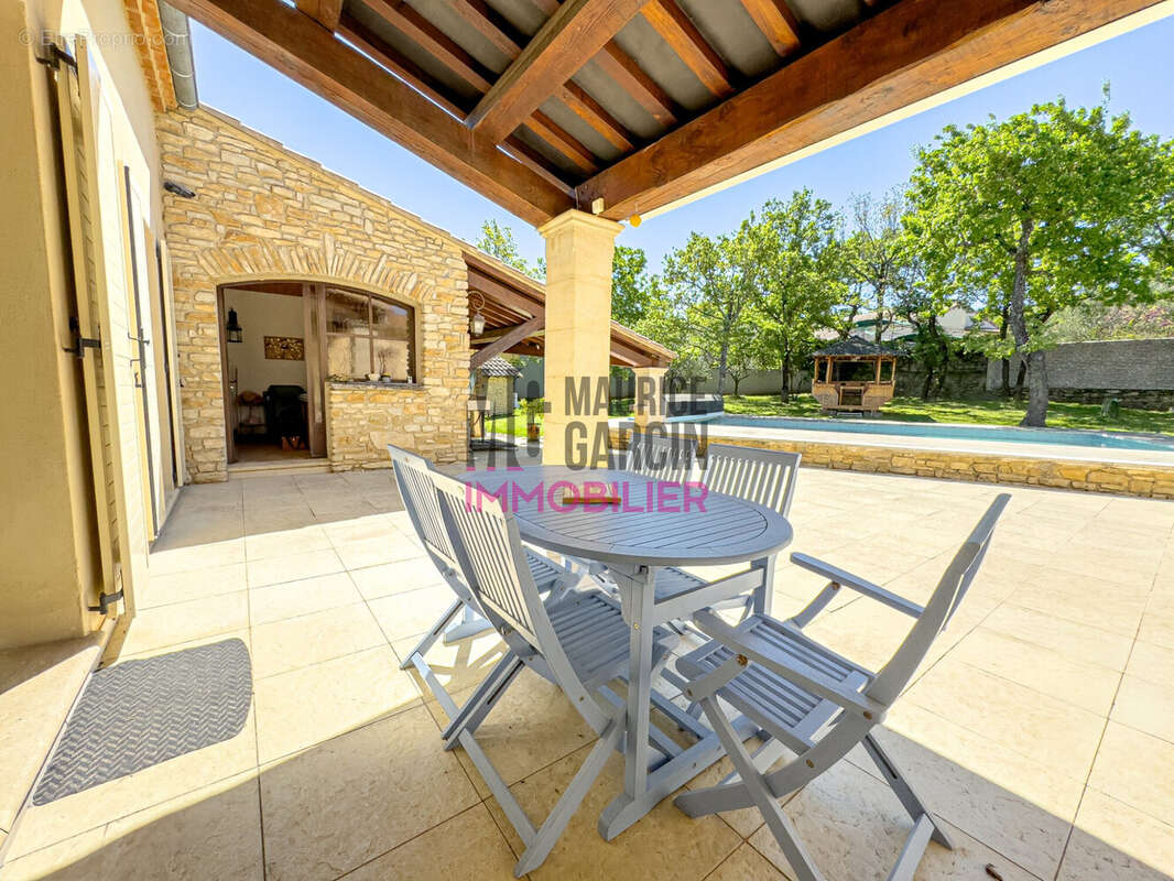 Maison à LA ROQUE-SUR-PERNES