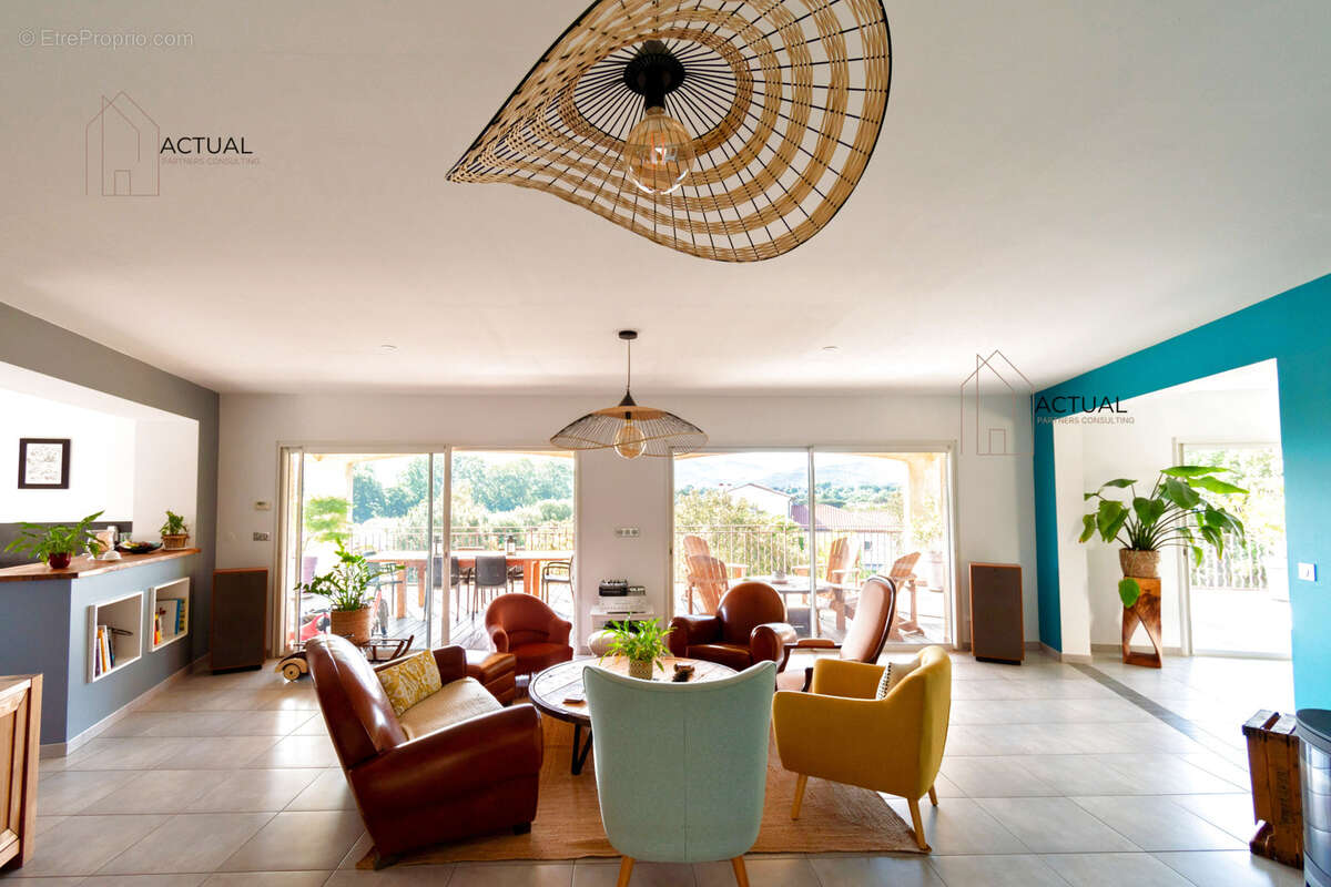 Découvrez cette magnifique villa de 324m2 avec vue montagnes au calme et piscine. - photo 5