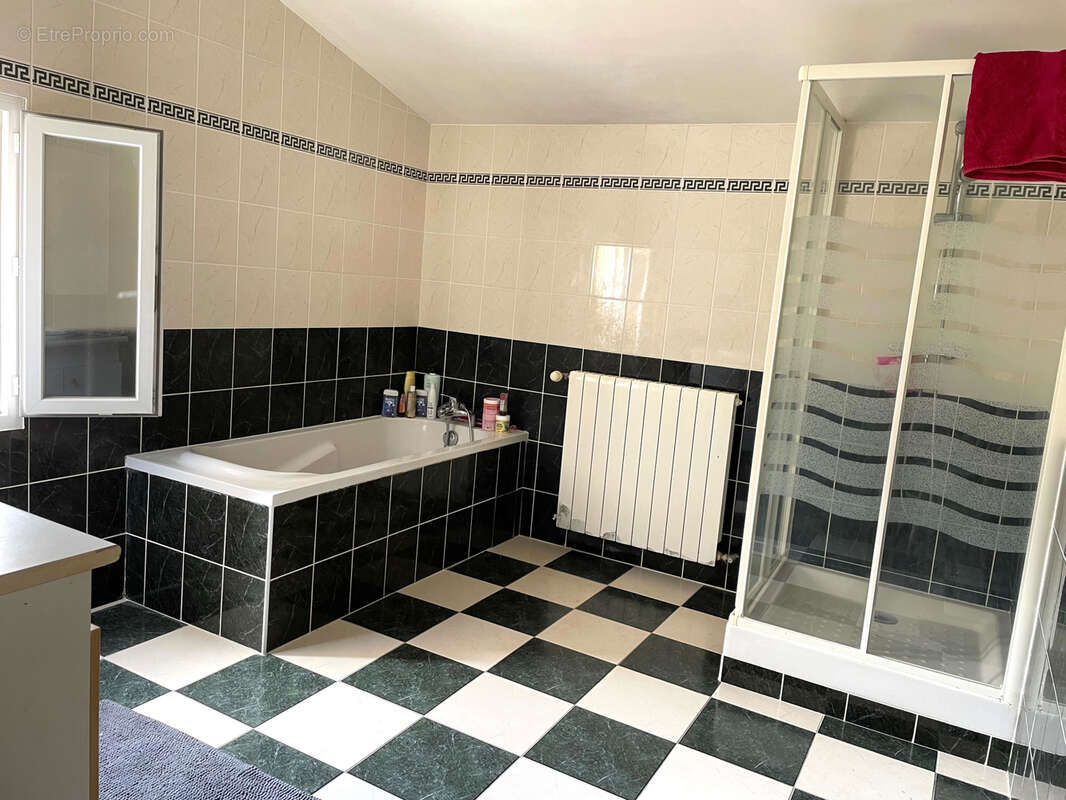 Commerce à SAINT-SAVINIEN