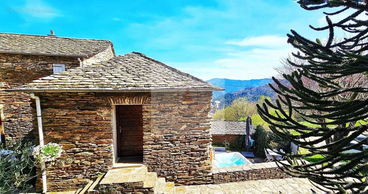 Maison à LE COLLET-DE-DEZE