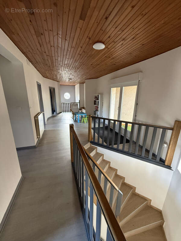 Maison d'architecte de 300m2 sur un terrain de 5.79 ares avec jardin et garage - photo 13