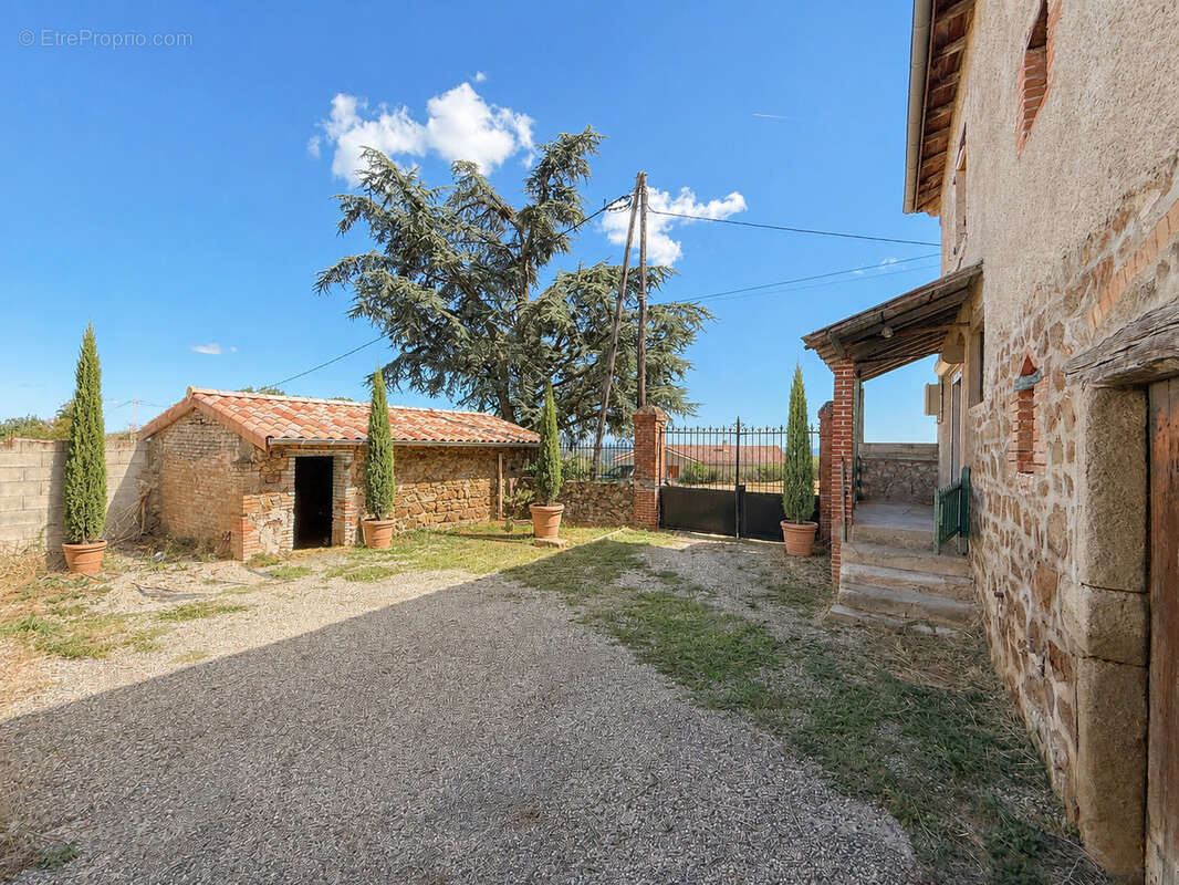 Maison en pierres 95 m2 habitables sur 1000 m2 de terrain avec dépendances - Secteur privilégié de CONDRIEU - photo 3