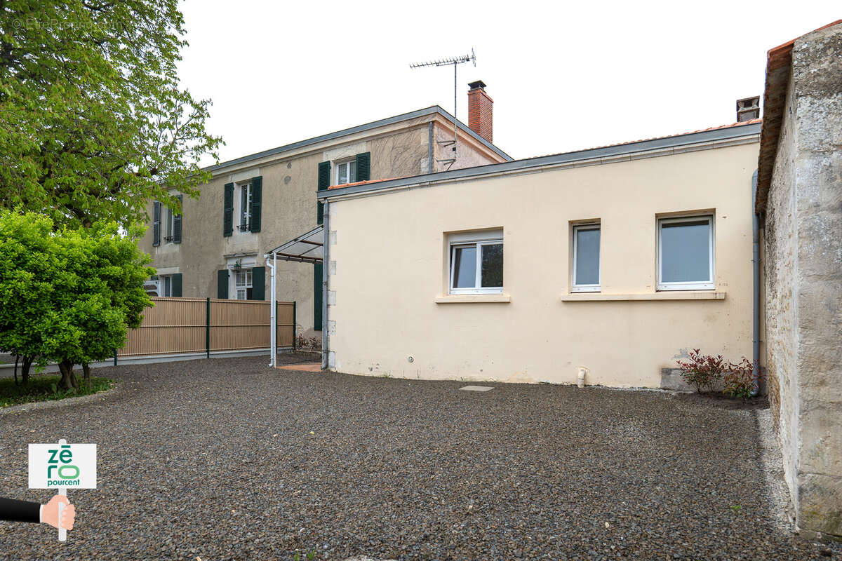 Maison à CHAMPAGNE-LES-MARAIS