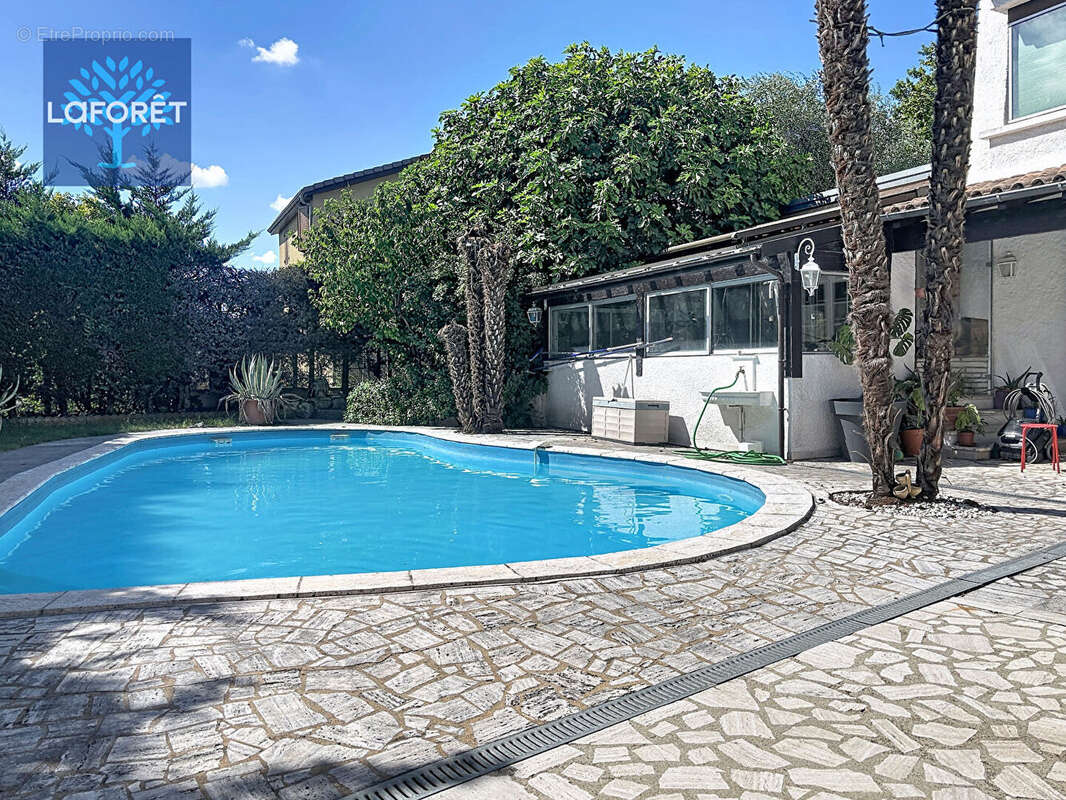 Villa familiale de 216 m² avec piscine, 180m²  de sous-sol complet et espace professionnel - photo 2