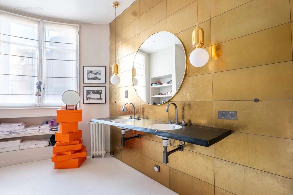 Appartement à PARIS-16E