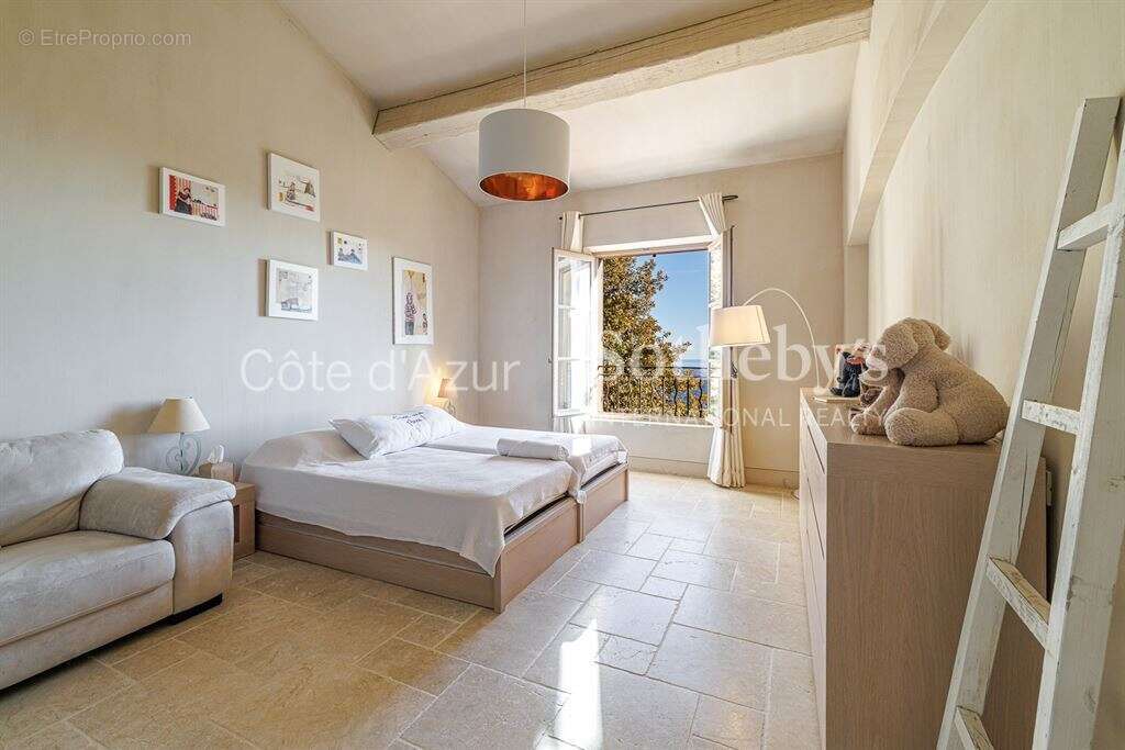 Vence bastide néo provençale avec vue mer, piscine chauffée et jardin paysager de 4 300 m² - photo 19