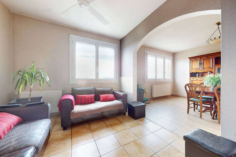 CORBAS T4 traversant de 90 m2 au dernier étage avec vue dégagée, balcon et parking - photo 5