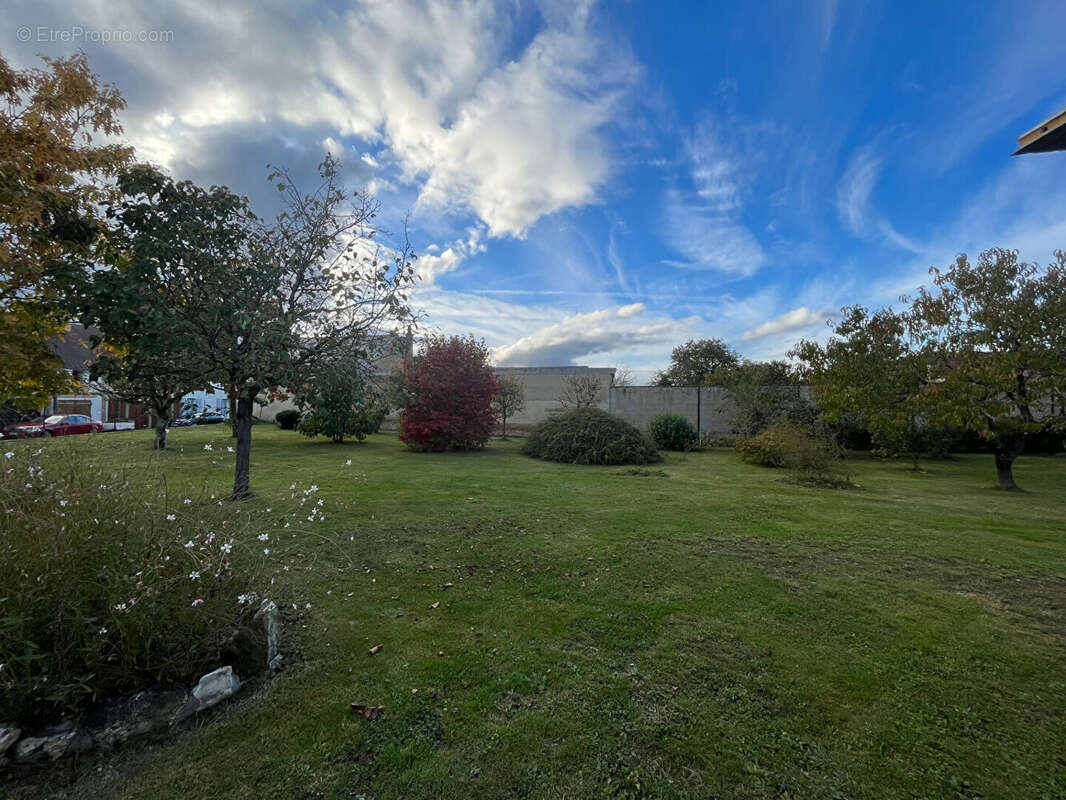 Terrain à AUBIGNY-SUR-NERE
