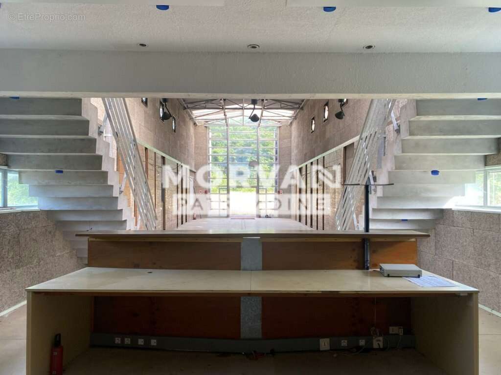 Maison du bazois - batiment sur 2 niveaux 294 m2 - parking et terrain 4017 m2 - photo 4