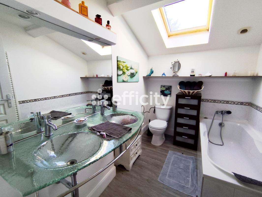 Maison à BRIZAMBOURG