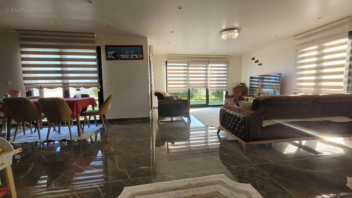 Maison à CORMELLES-LE-ROYAL