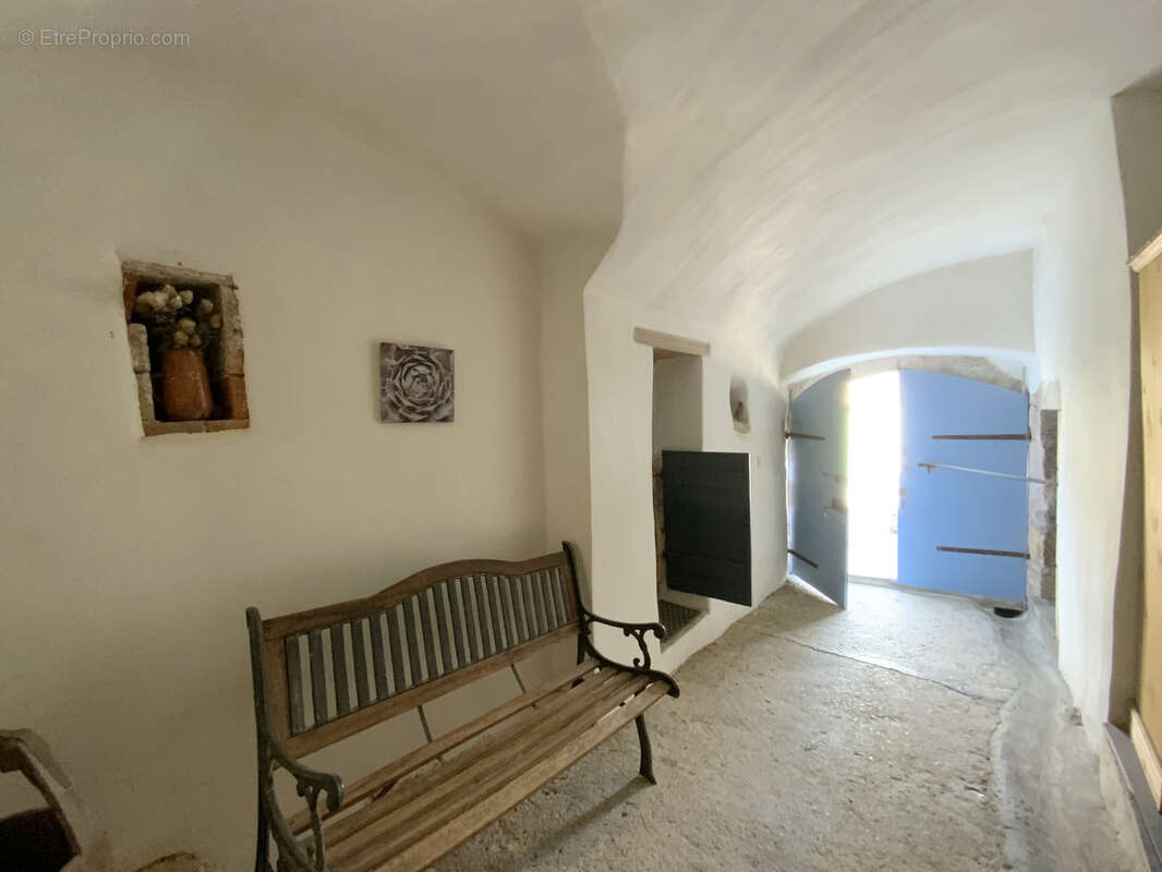 Maison de village en pierre avec cour et garage. - photo 4
