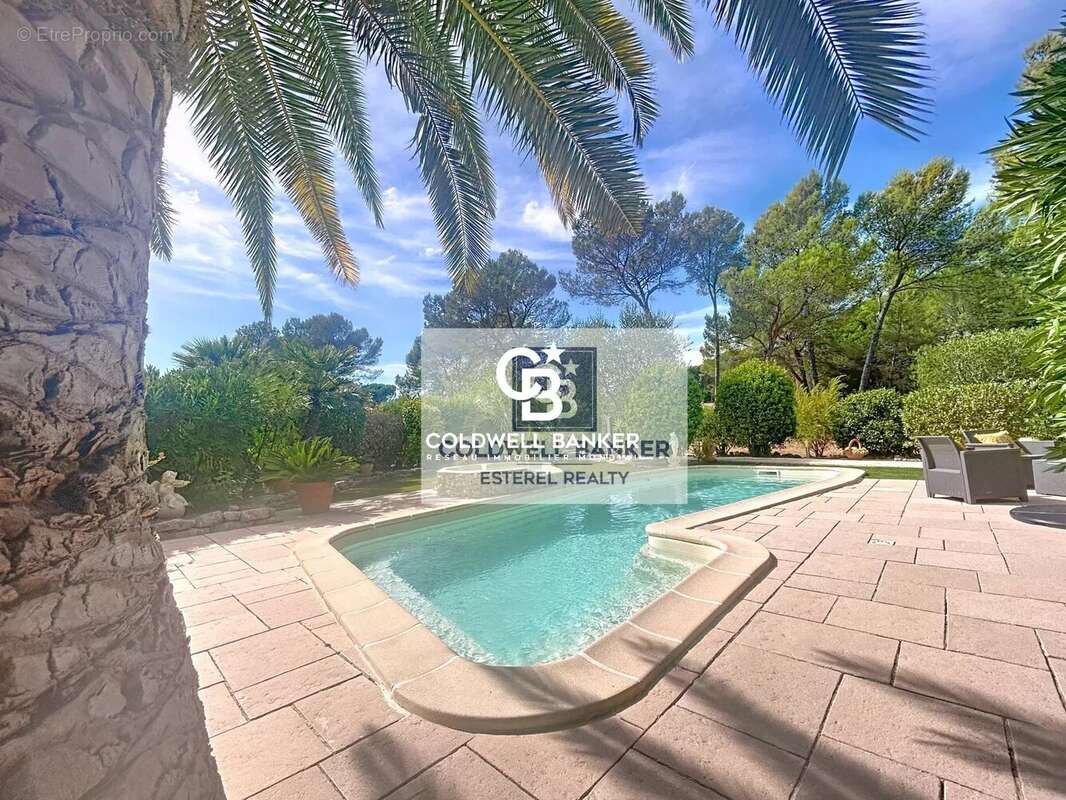 Maison à ROQUEBRUNE-SUR-ARGENS