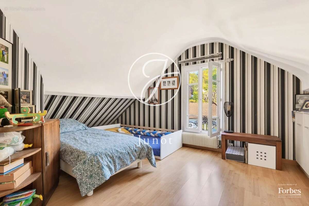 Ville-d'Avray - CENTRE - Maison - 180 m² - Terrain de 260 m² - photo 18