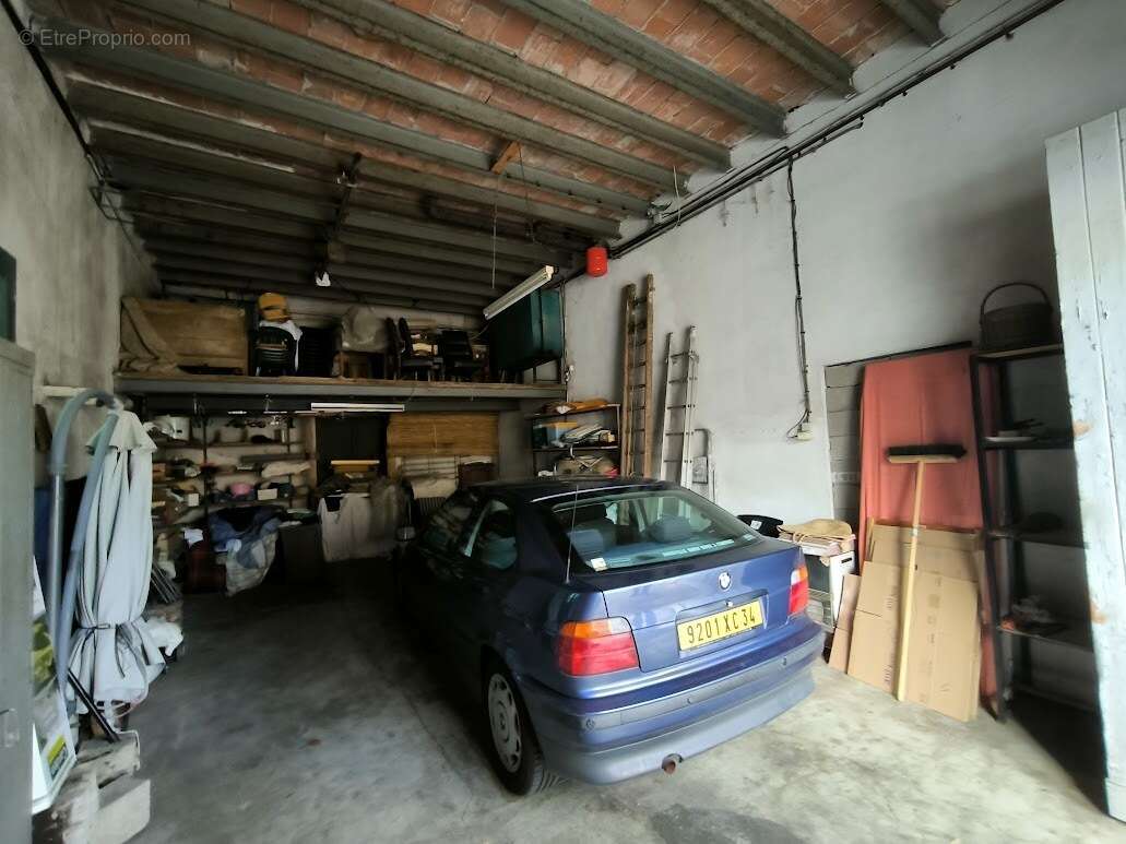 GARAGE possibilité de rentrer deux voitures.