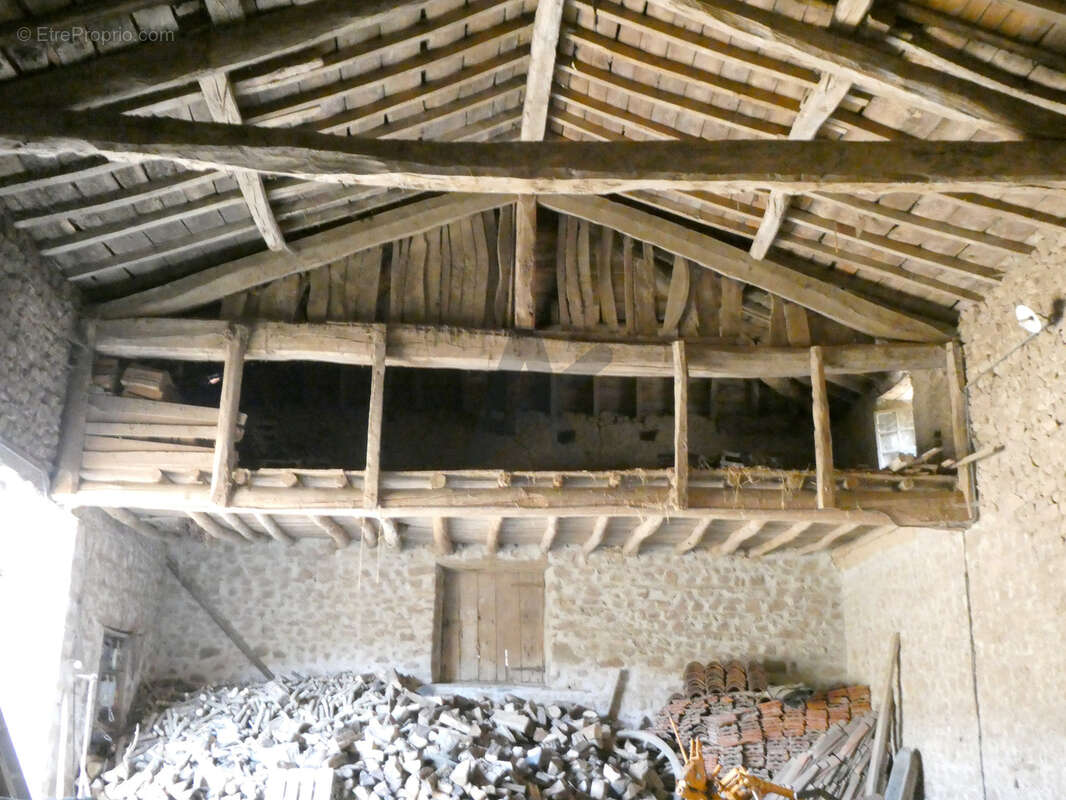 Très belle ferme de caractère indépendante avec grandes dépendances et 5 000 m2 de terrain - photo 15