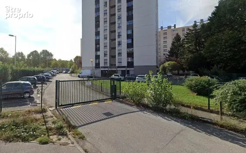 Parking à LE PONT-DE-CLAIX