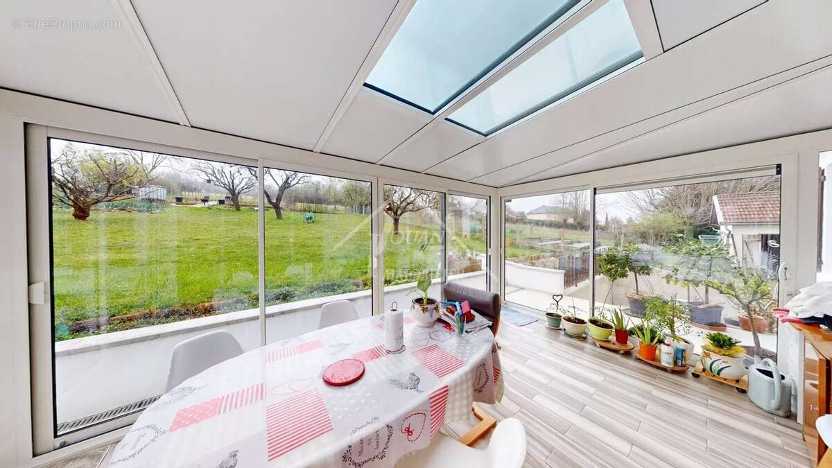 Maison à CREUZIER-LE-VIEUX