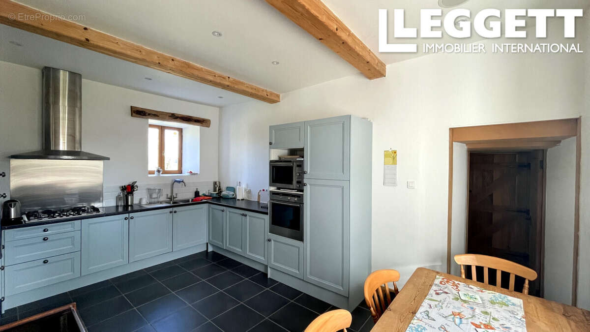 Superbe maison en pierre de caractère avec 2 chambres, située dans un hameau paisible. Terrain de 2825 m² - photo 6