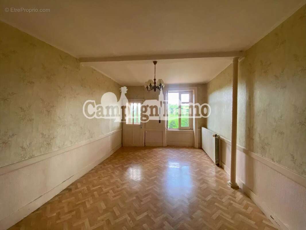 Maison à SAINT-CYR-DE-VALORGES