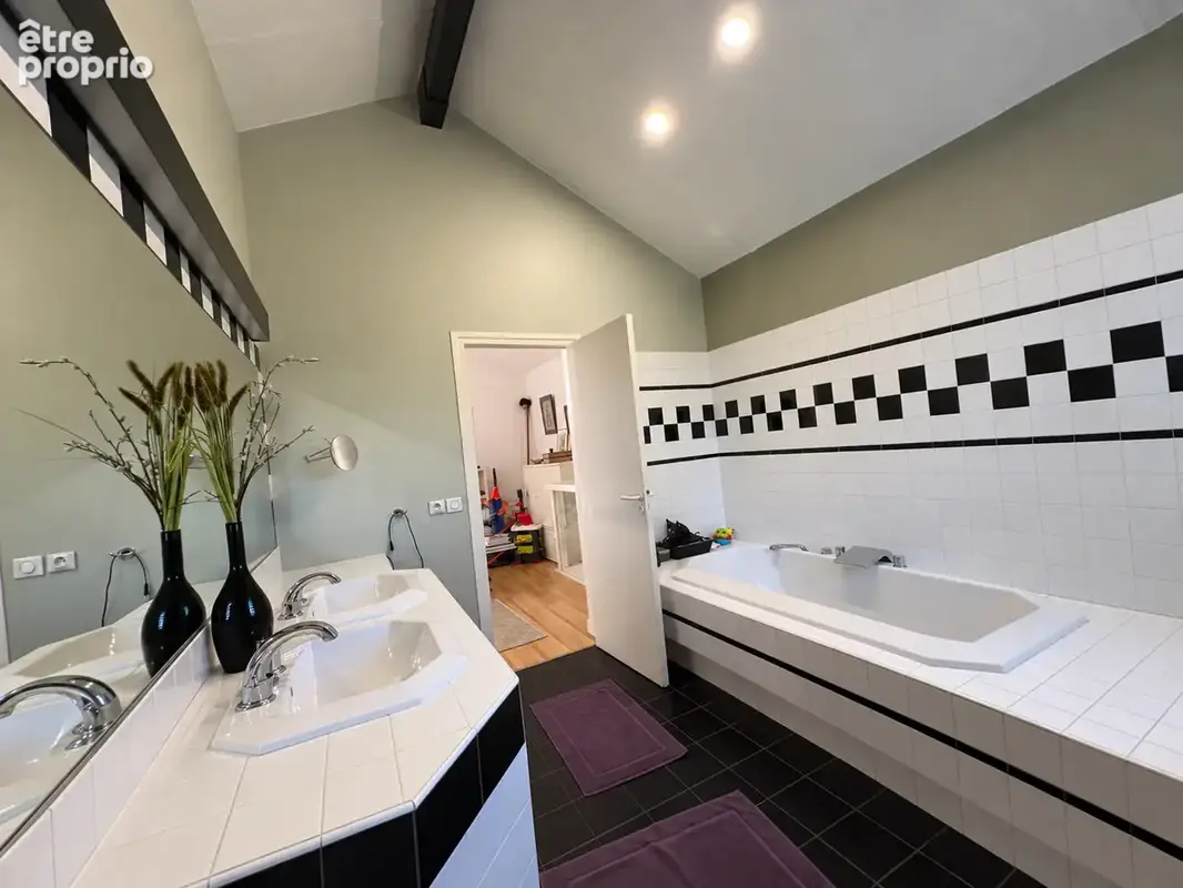 Maison T7 de 135.47 m2 avec piscine et annexes sur terrain de 1053 m2, 07500 GUILHERAND-GRANGES - photo 16